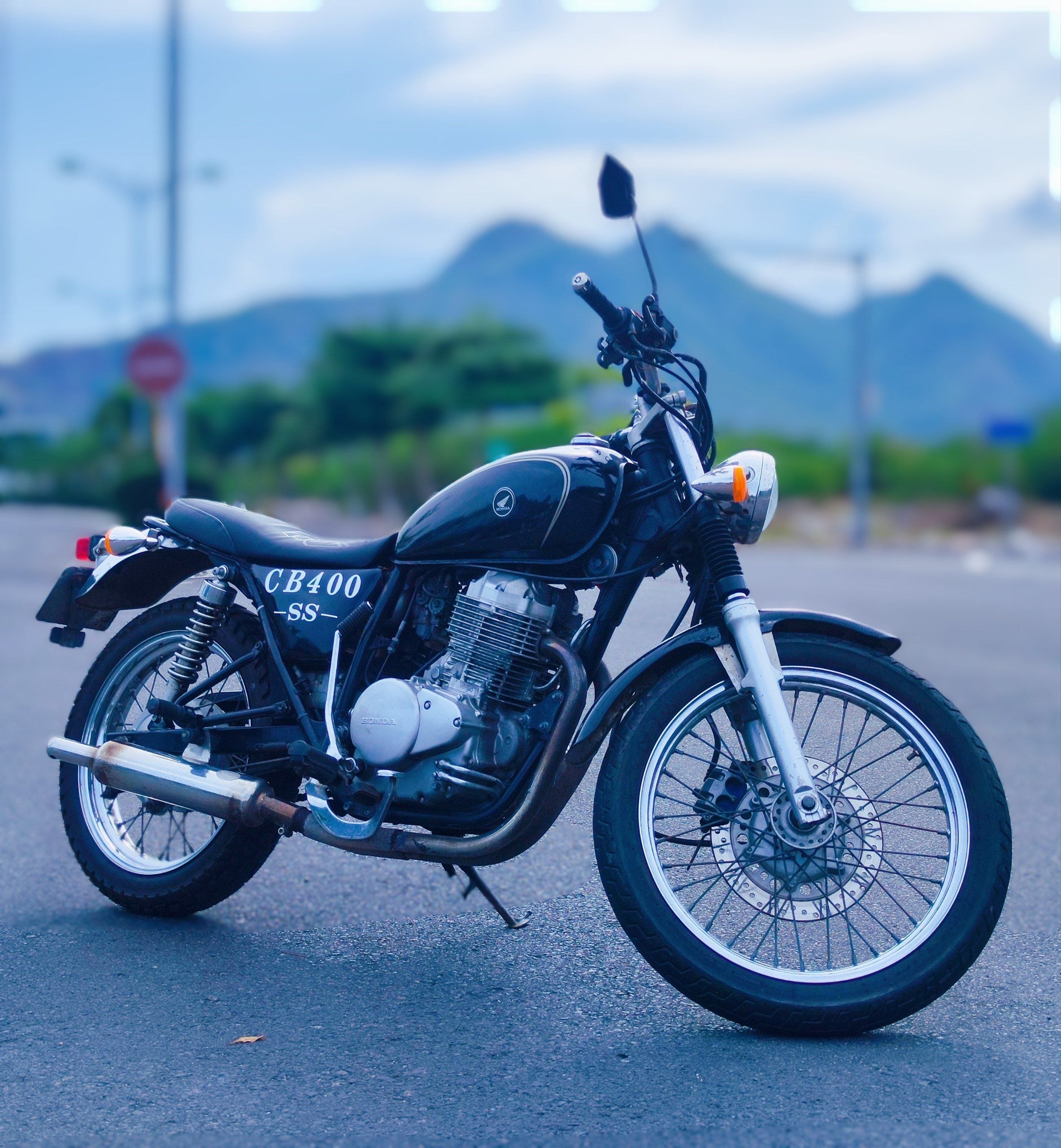 Продается Honda CB400SS. Отличный классический мотоцикл. Едет на все 400 кубов. Запускается с полоборота. Обслужен, все 